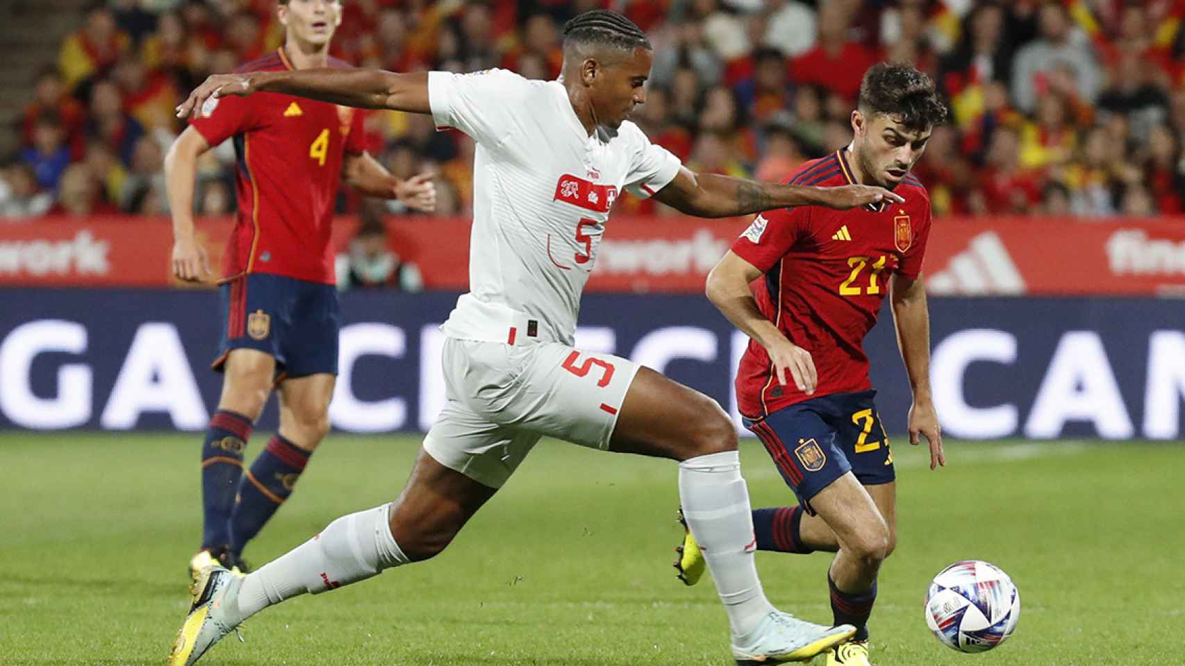 Pedri disputa el balón contra Manuel Akanji, en la derrota de España en Zaragoza / EFE