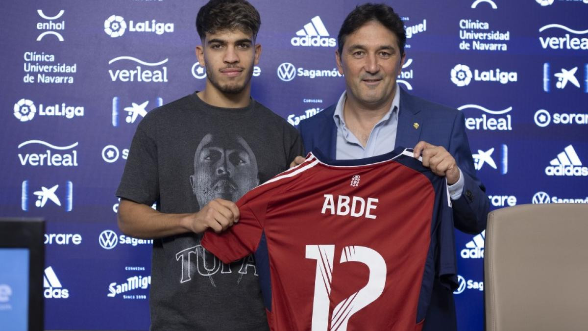 Abde, con pasado y presente azulgrana, en su presentación como nuevo jugador de Osasuna / OSASUNA