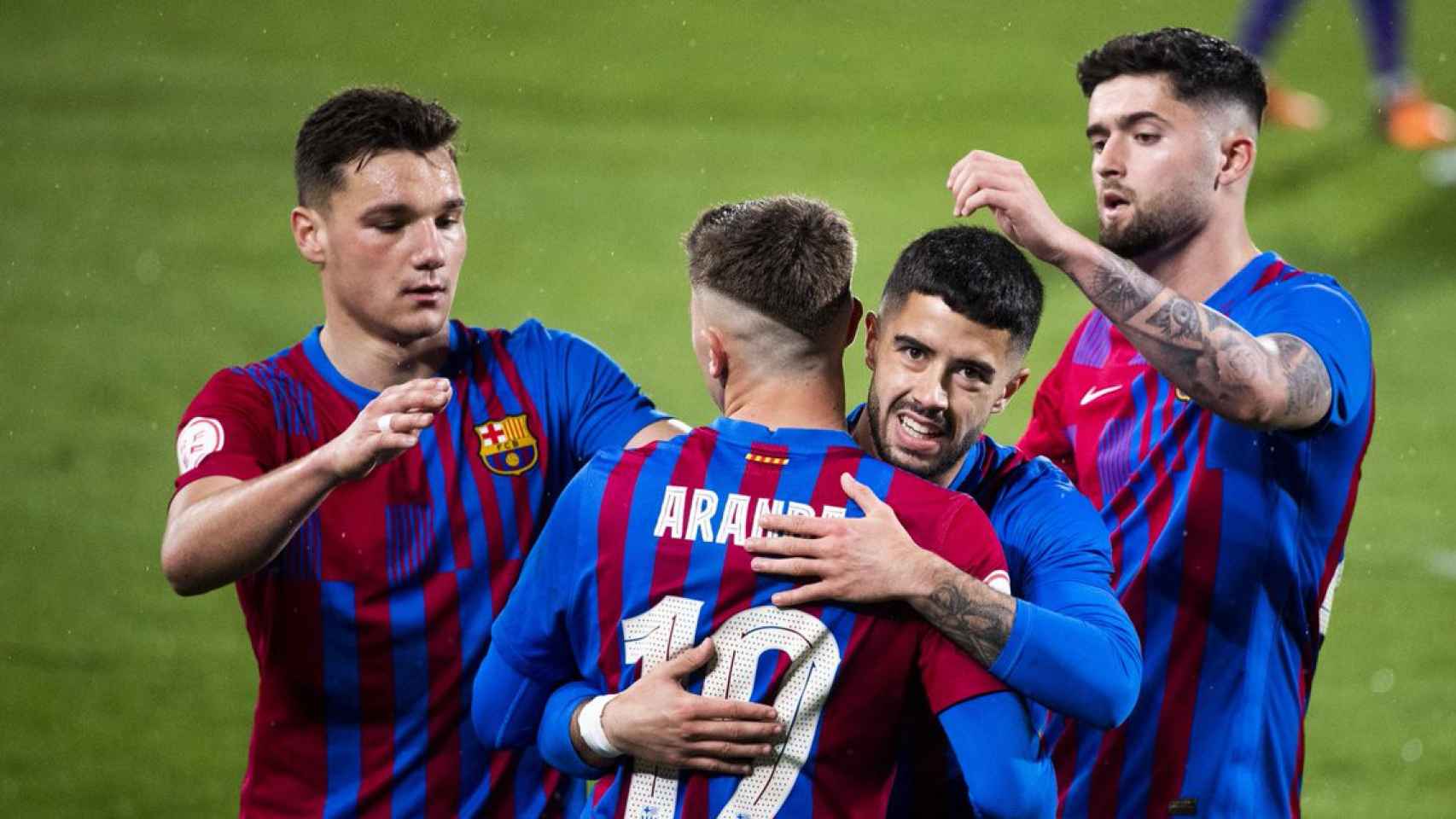 Los jugadores del Barça B, celebrando en conjunto, un gol anotado en la Primera RFEF / FCB