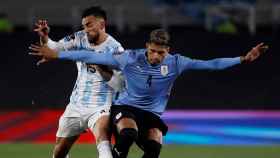 Ronald Araujo, central del Barça, en un partido con Uruguay / EFE