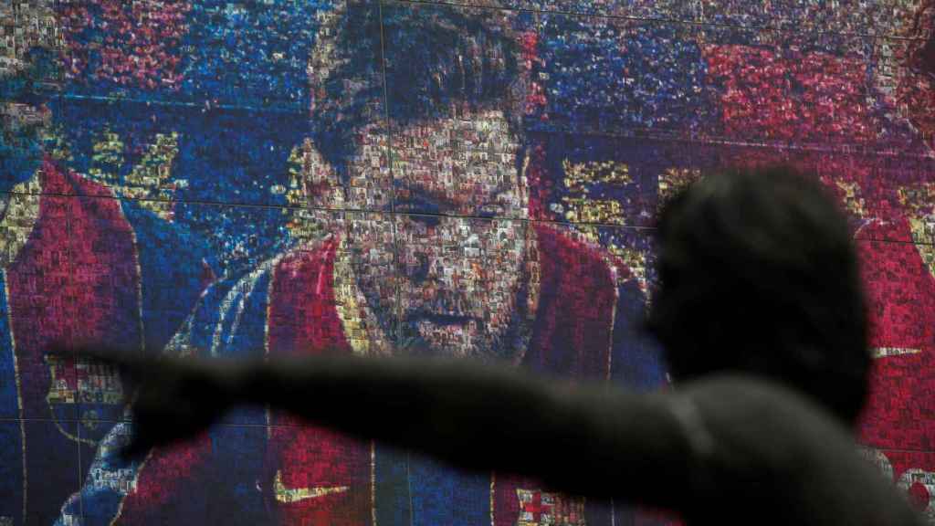 Una imagen de Leo Messi en la tienda del Barça, el día que se hizo oficial su salida del club / EFE