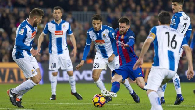Leo Messi jugando en un Barça-Espanyol / EFE