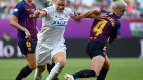 Una foto de María León ante Ada Hegerberg durante la final de la Women's Champoions League / EFE