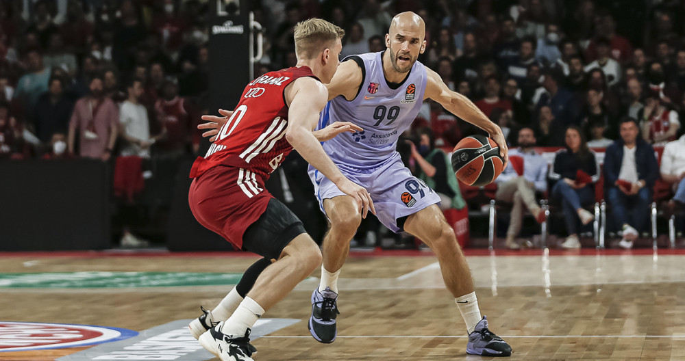 Nick Calathes, en una jugada ofensiva, durante el cruce entre el Bayern y Barça / EFE