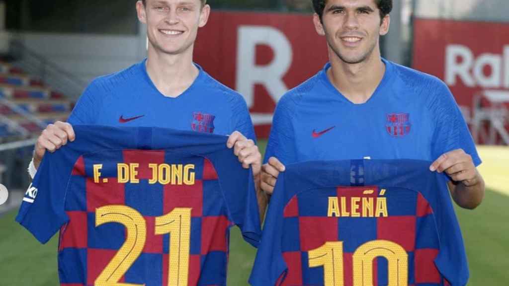 Una foto de Frenkie De Jong y Carles Aleñá con sus nuevos dorsales / FCB