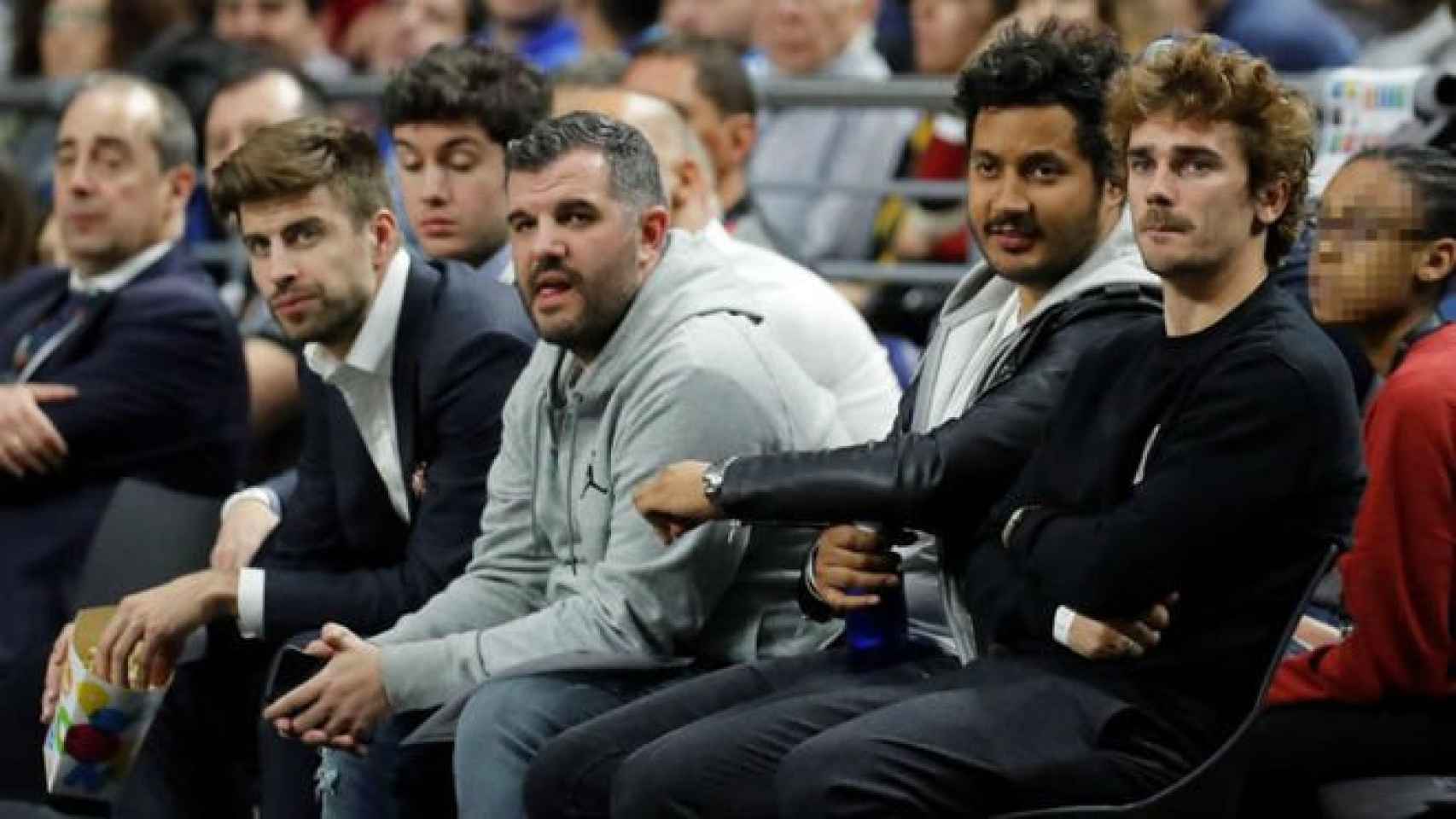 Piqué y Griezmann coinciden en un partido de baloncesto / EFE