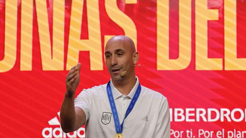 Luis Rubiales, presidente de la RFEF, durante un homenaje a la selección sub-17 / EFE