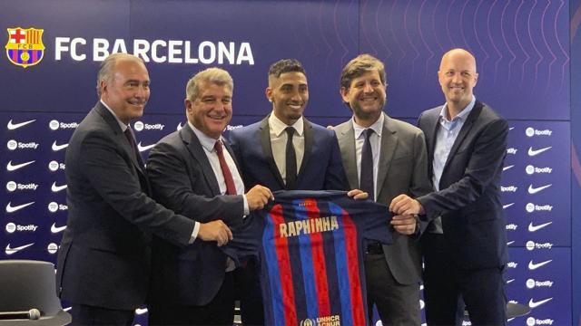 Joan Laporta y Raphinha posan junto a Mateu Alemany, Jordi Cruyff y Rafa Yuste en la presentación del crack brasileño / CULEMANIA