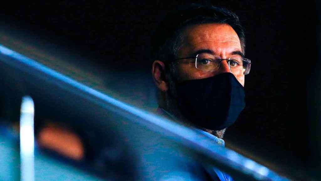 Josep María Bartomeu resguarda su rostro serio tras la mascarilla / EFE