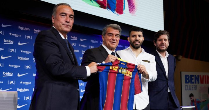 Yuste, Laporta y Alemany, en la presentación de Agüero / FCB