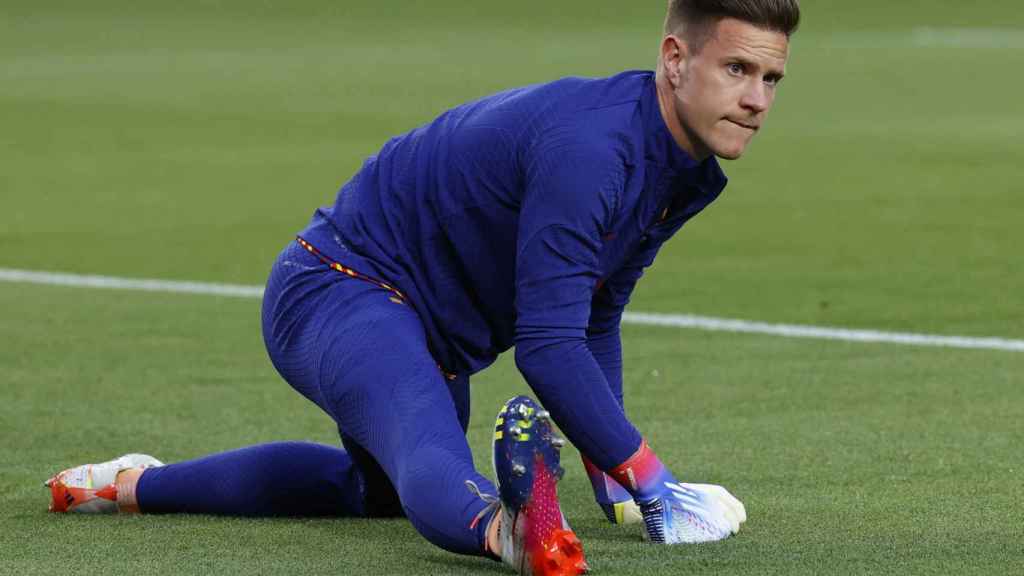 Ter Stegen, durante el calentamiento previo al Barça-Betis / EFE