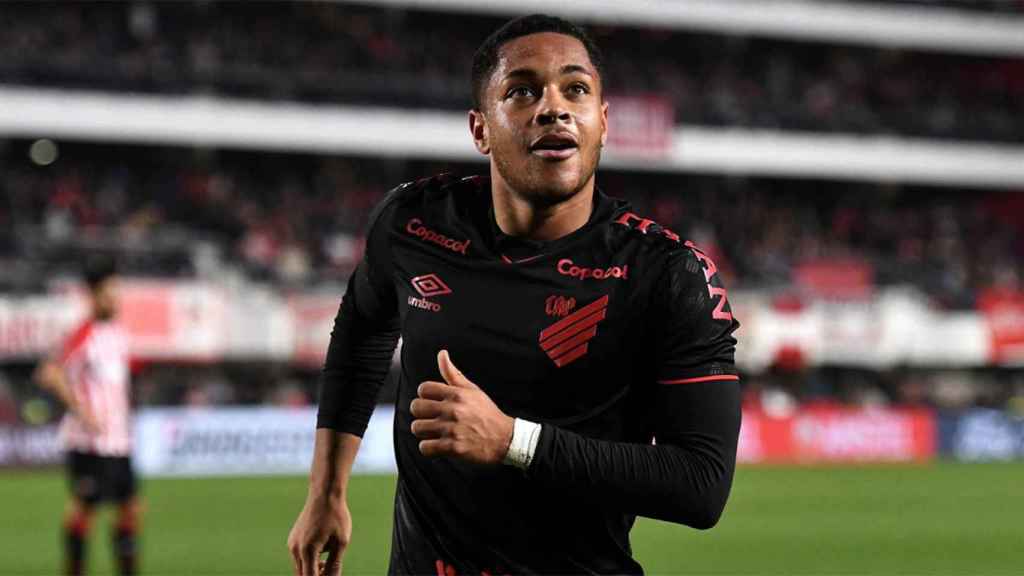 Vitor Roque, el delantero del Atlético Paranaense a quien quiere fichar el Barça