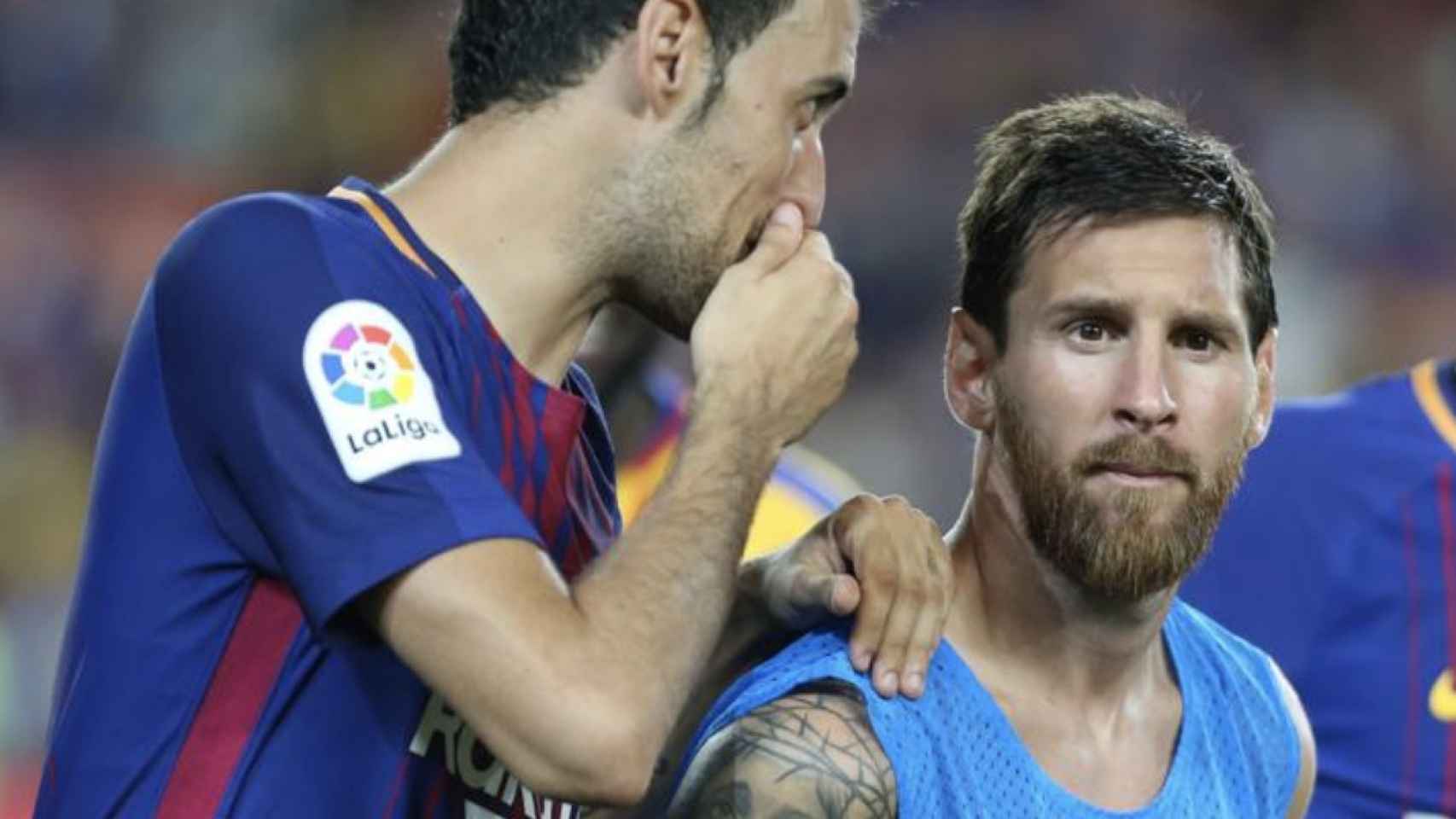 Una foto de Sergio Busquets y Leo Messi al finalizar un partido / FCB