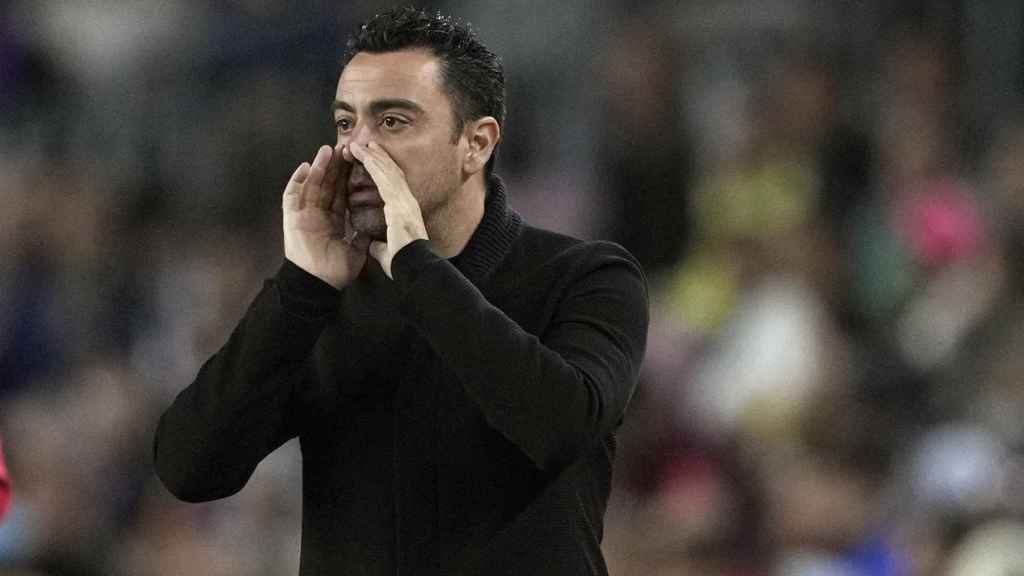 Xavi da instrucciones a los jugadores del Barça / EFE