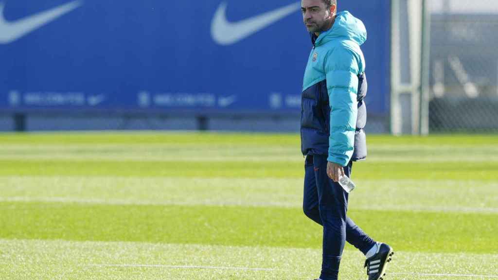 Xavi, observando a sus jugadores durante un entrenamiento / EFE