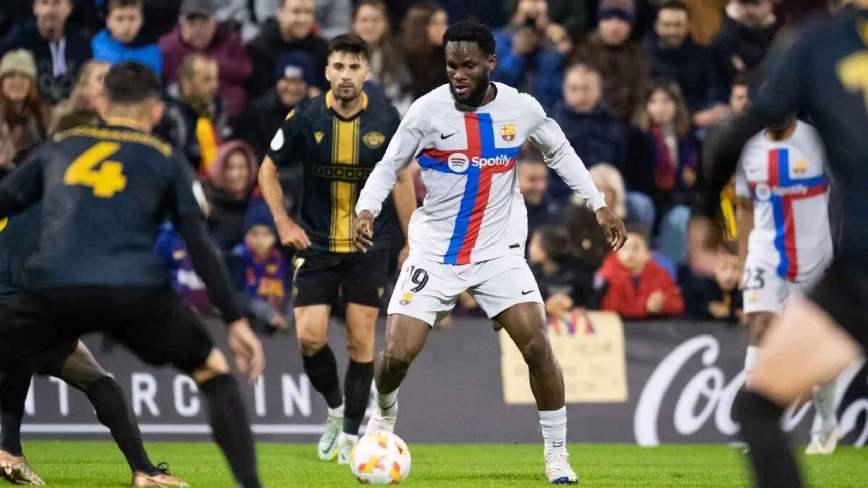 Kessié, rodeado de varios jugadores del Intercity  / FCB