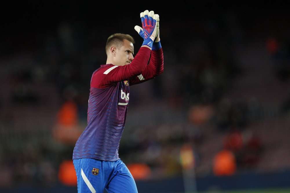 Ter Stegen, durante el calentamiento previo al Elche-Barça / EFE