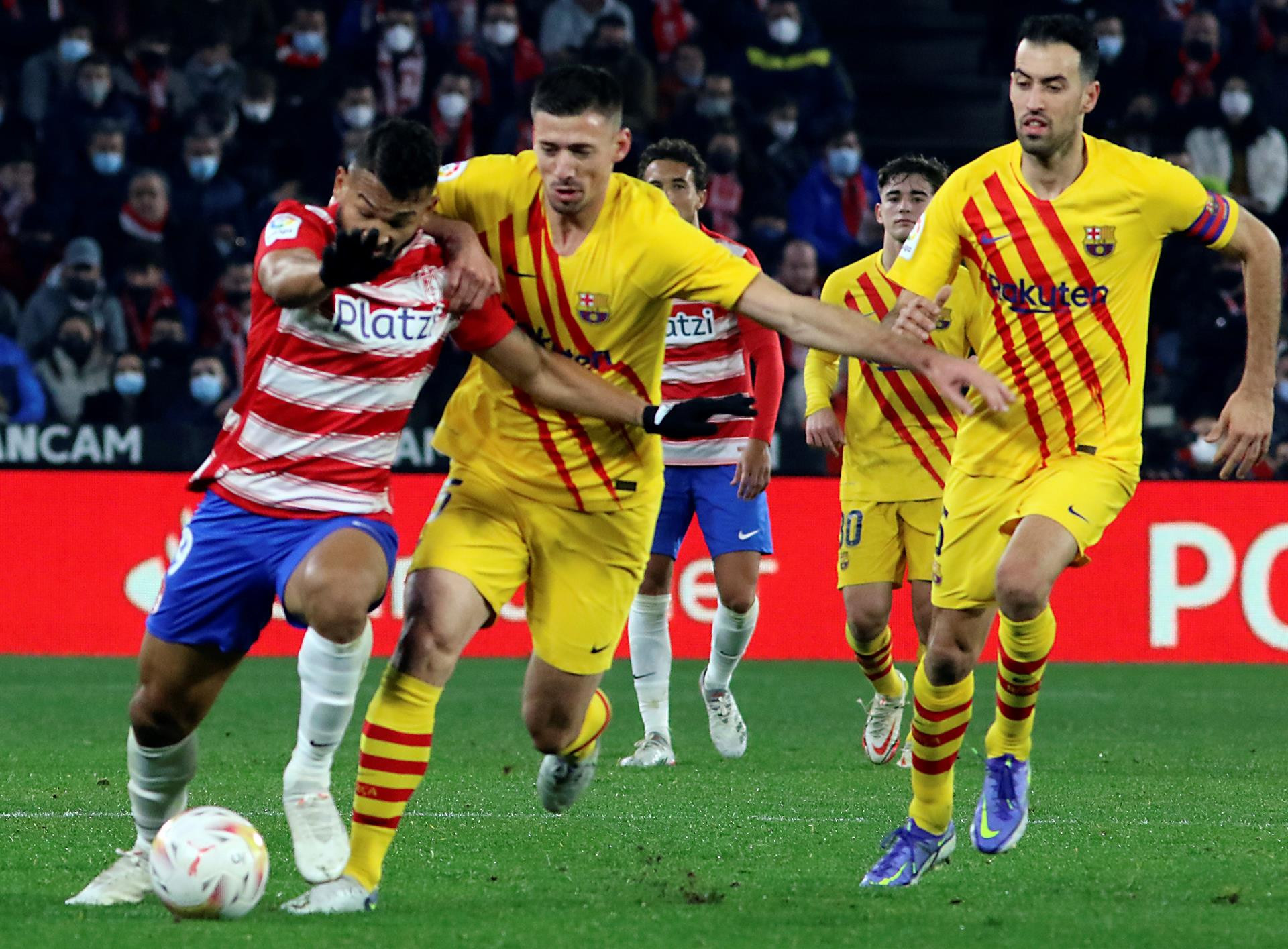 Lenglet y Busquets sufren en el repliegue contra el Granada / EFE