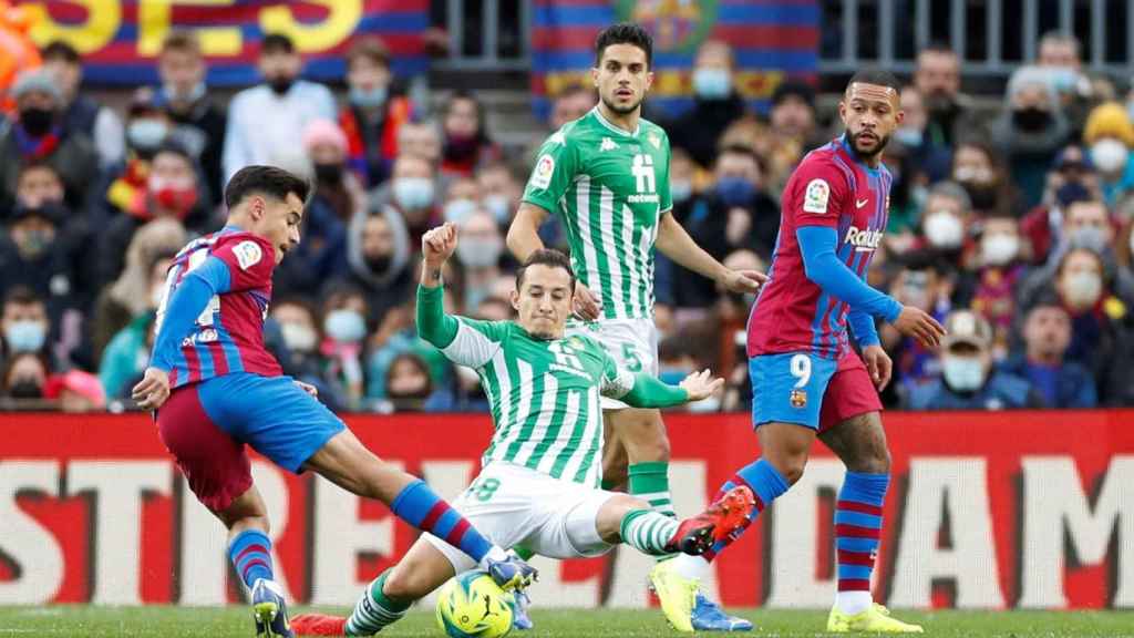 Coutinho y Memphis Depay, titulares contra el Betis en el Camp Nou / EFE