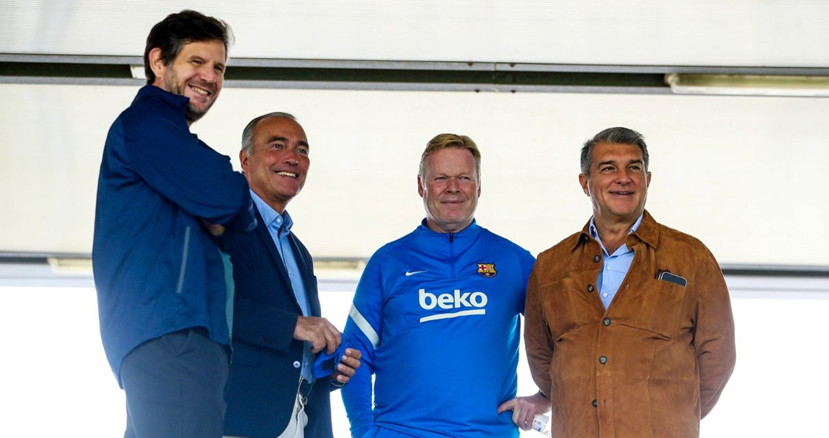 Mateu Alemany, Rafa Yuste, Ronald Koeman y Joan Laporta, observando un entreno del Barça / FCB