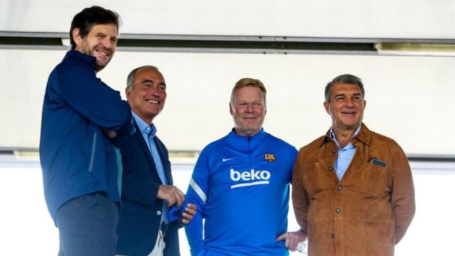 Mateu Alemany, Rafa Yuste, Ronald Koeman y Joan Laporta, observando un entreno del Barça / FCB