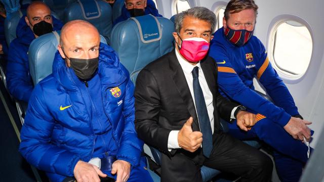 Joan Laporta acompañando a Ronald Koeman en un viaje del equipo / FC Barcelona