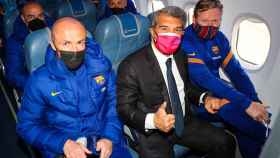 Joan Laporta acompañando a Ronald Koeman en un viaje del equipo / FC Barcelona