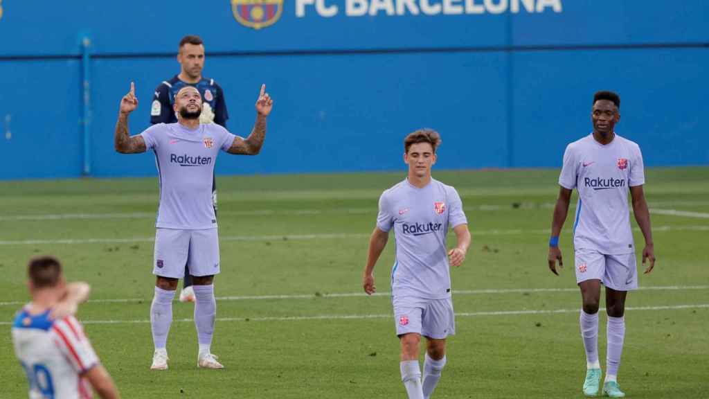 Memphis Depay celebrando el gol en su debut / FC Barcelona