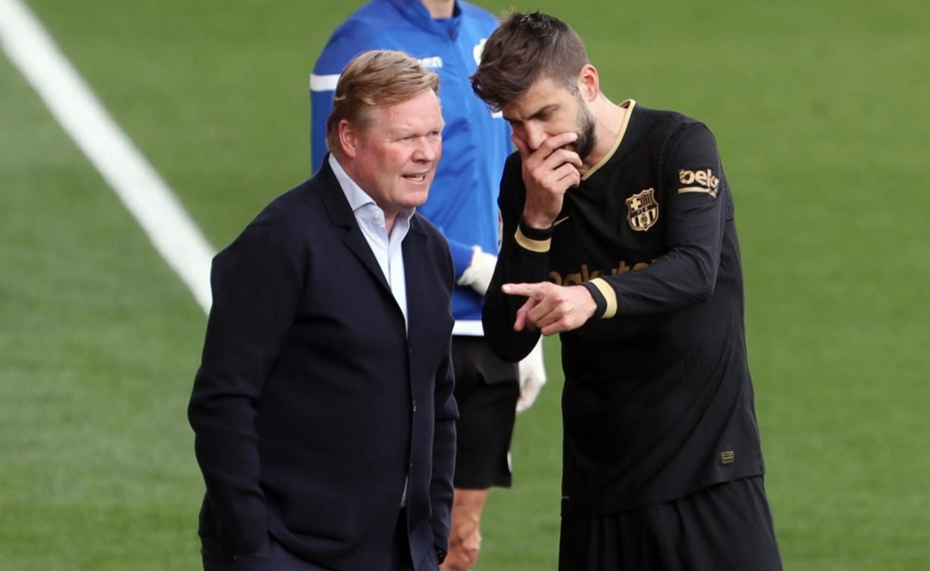 Koeman y Piqué discutiendo un detalle táctico contra el Villarreal / FC Barcelona