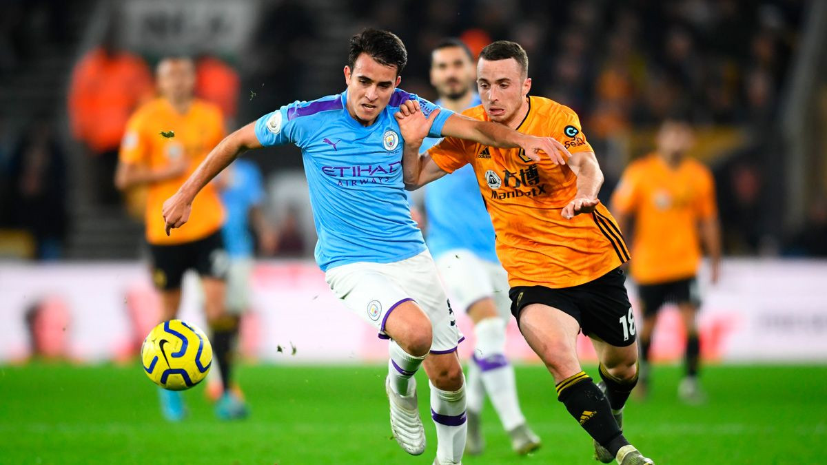 Éric García luchando un balón con el City / EFE