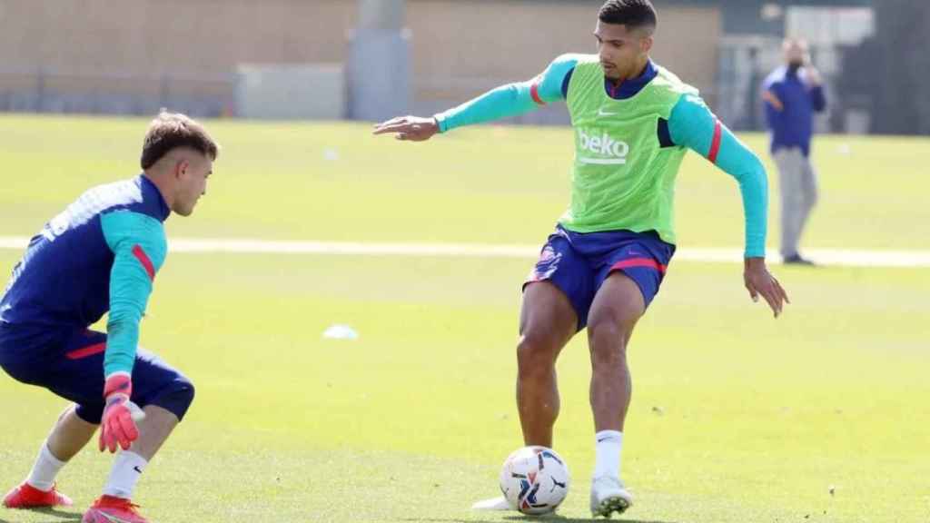 Ronald Araujo y Arnau Tenas en un entrenamiento / FCB