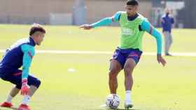 Ronald Araujo y Arnau Tenas en un entrenamiento / FCB