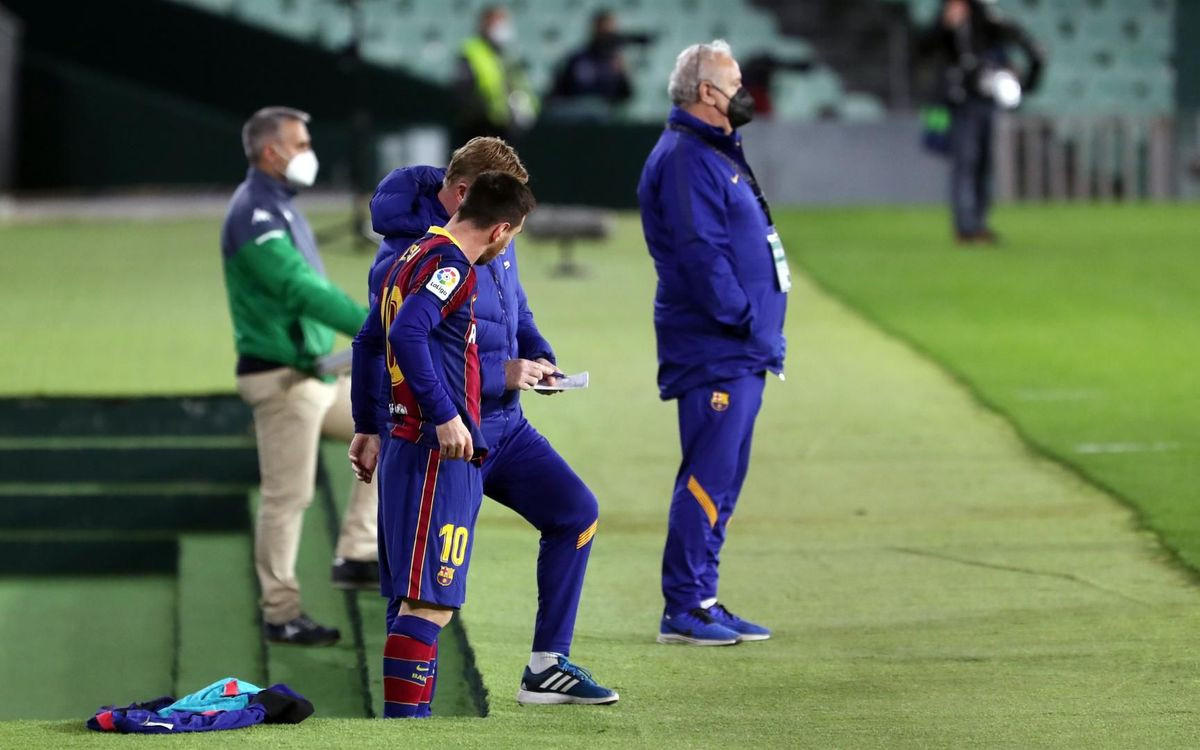 Leo Messi con Ronald Koeman a punto de saltar al terreno de juego como suplente ante el Real Betis / FCB