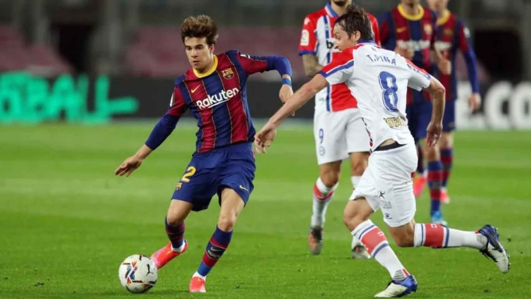 Riqui Puig en una acción contra el Alavés en Liga / FCB