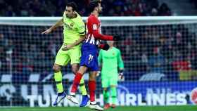 Sergio Busquets y Diego Costa pelean por un balón durante el Atlético-Barça / EFE