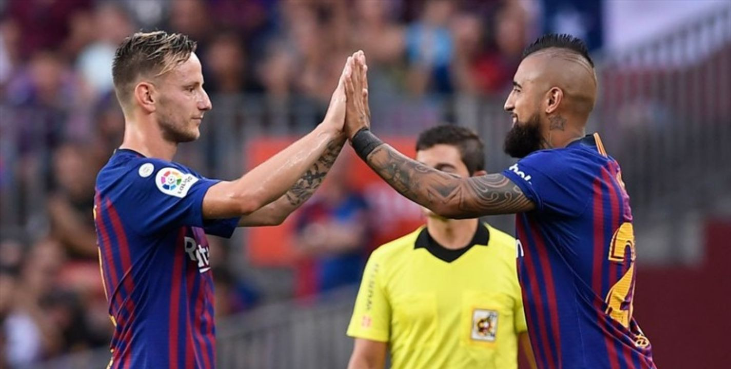 Rakitic y Arturo Vidal en el Camp Nou / EFE