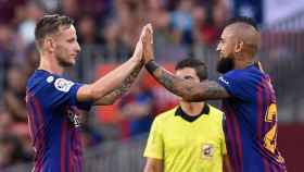 Rakitic y Arturo Vidal en el Camp Nou / EFE