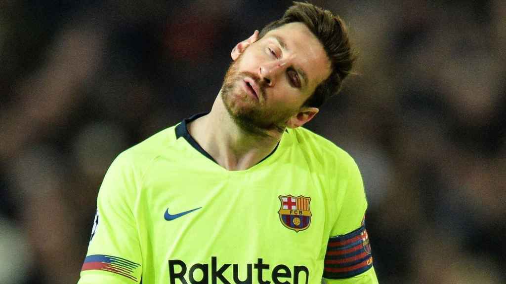 Leo Messi se retuerce en el duelo frente al Manchester United / EFE