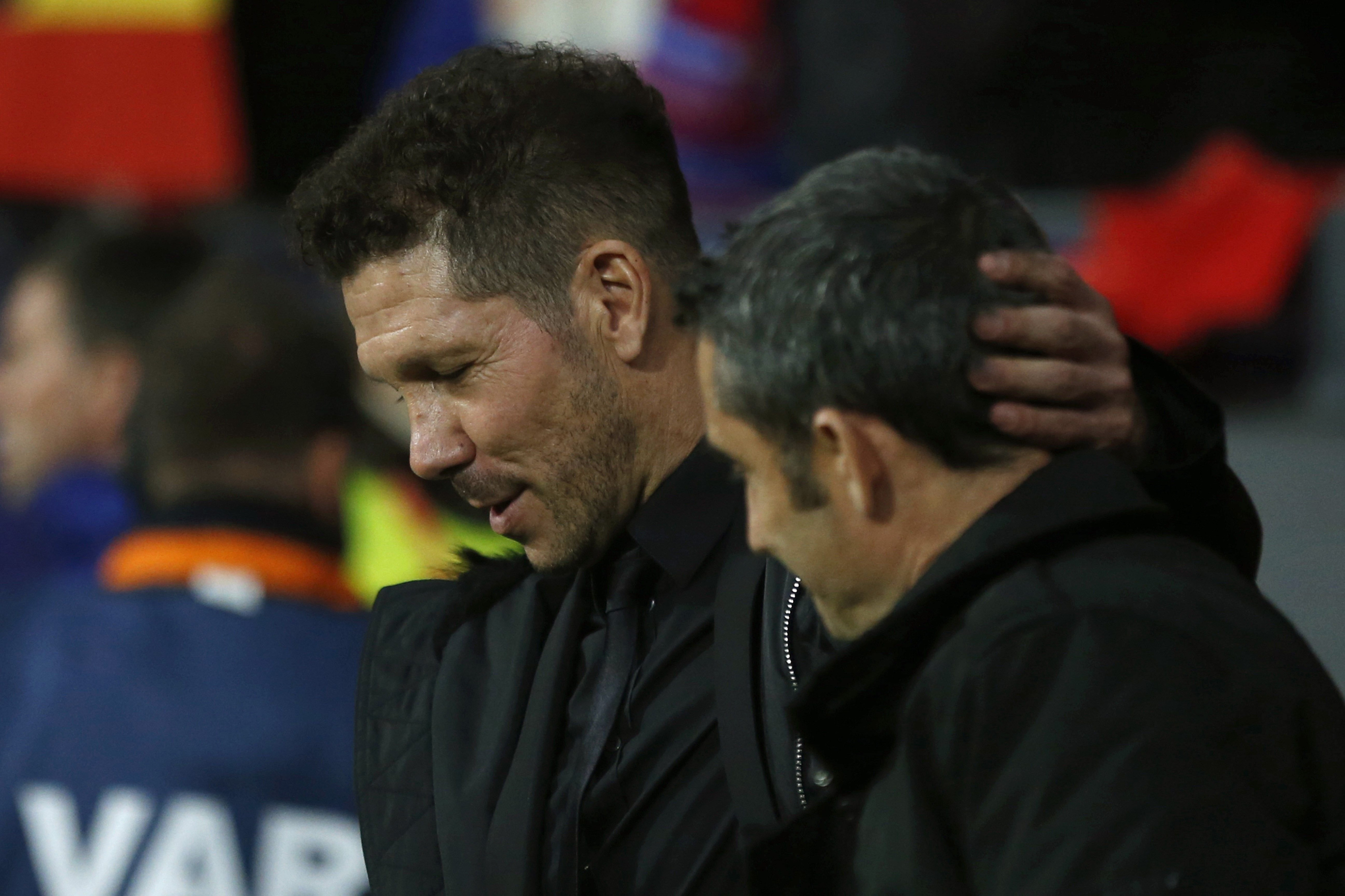 Simeone y Valverde se saludan al final del Atlético-Barça / EFE