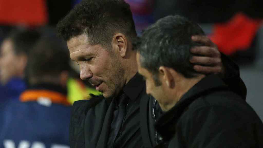 Simeone y Valverde se saludan al final del Atlético-Barça / EFE