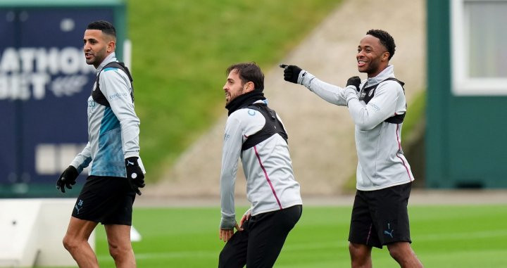 Sterling entrenando con Mahrez y Silva / Redes