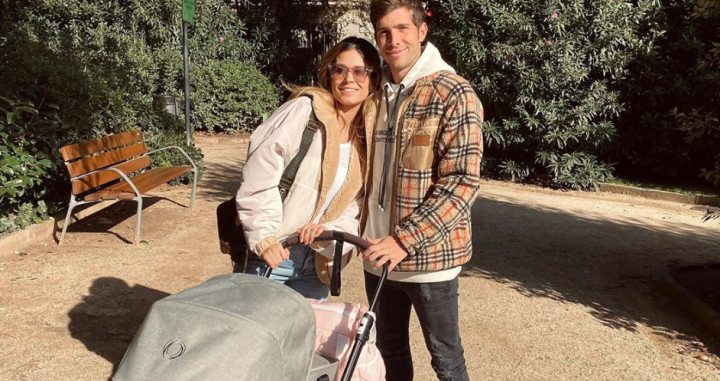 Sergi Roberto y Coral Simanovich pasean a Kaia por el Turó Parc