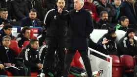 Carlo Ancelotti y su hijo en Anfield / EFE