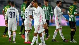 Los jugadores del Real Madrid, lamentando el empate contra el Betis | EFE