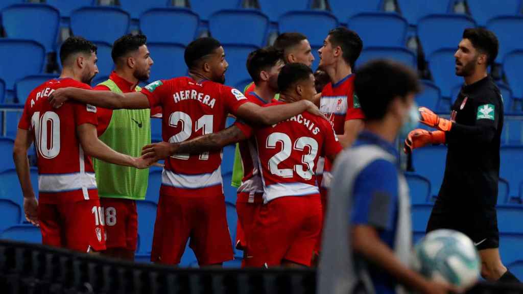 Los jugadores del Granada celebran su gol contra la Real Sociedad / EFE