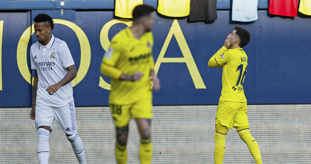 Alex Baena se lamenta de una ocasión fallida en el Villarreal Real Madrid / EFE