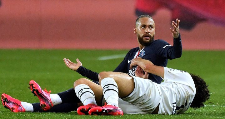 Neymar Junior quejándose de la expulsión contra el Girondins / EFE