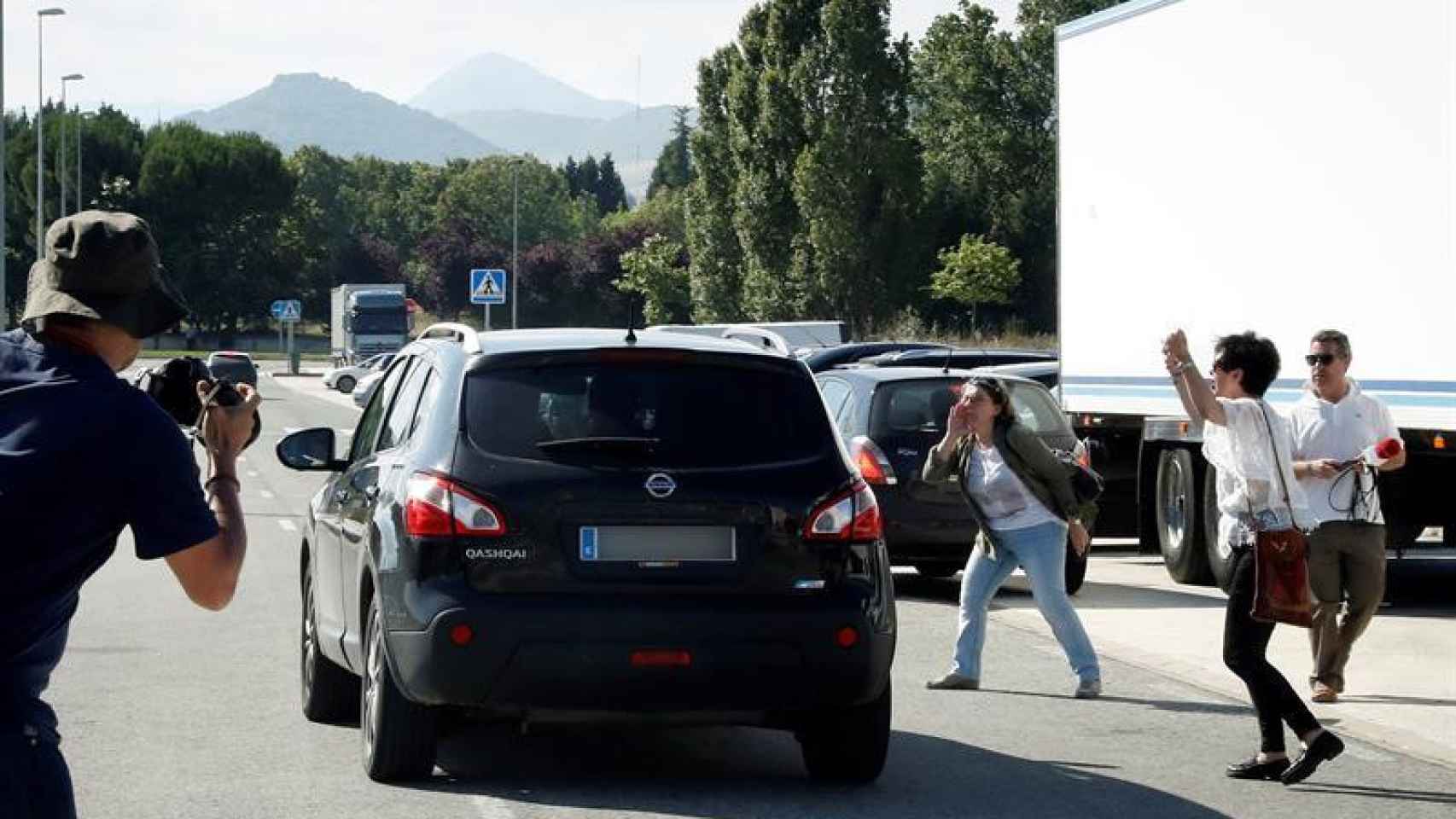 Tres miembros de La Manada abandonan la cárcel de Pamplona en un coche en presencia de periodistas y de público que les abuchea / EFE