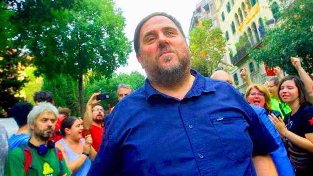 Oriol Junqueras en la concentración ante la Escola Ramon Llull / EFE