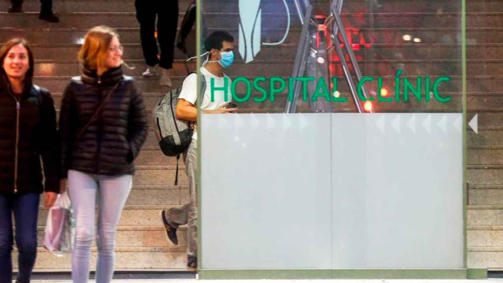 Usuarios ante el Hospital Clínic Barcelona, el mejor de Cataluña / EFE